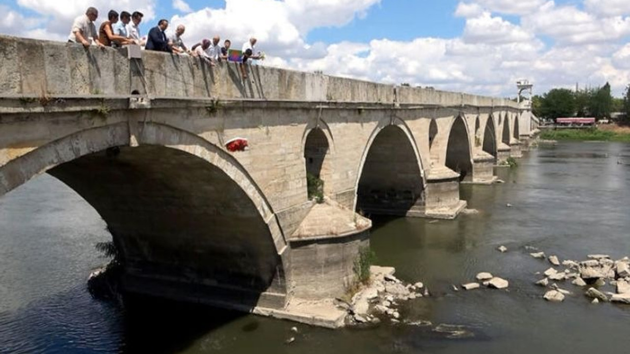 Auschwitz Kampı'nda öldürülen Romanlar için Meriç Nehri'ne çiçek bırakıldı