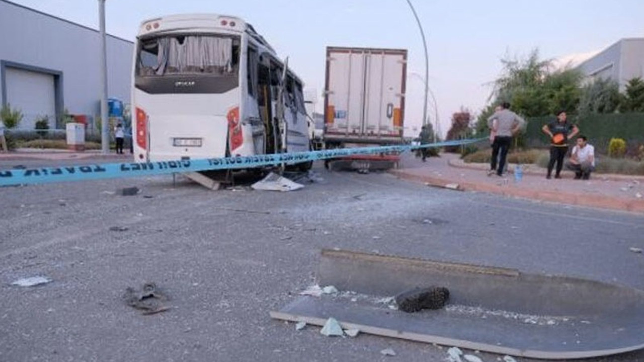 Fabrika işçilerinin taşındığı servis midibüsü ile TIR çarpıştı: 1 ölü, 25 yaralı