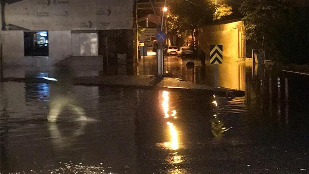 Uşak'ta sağanak, cadde ve sokakları su altında bıraktı