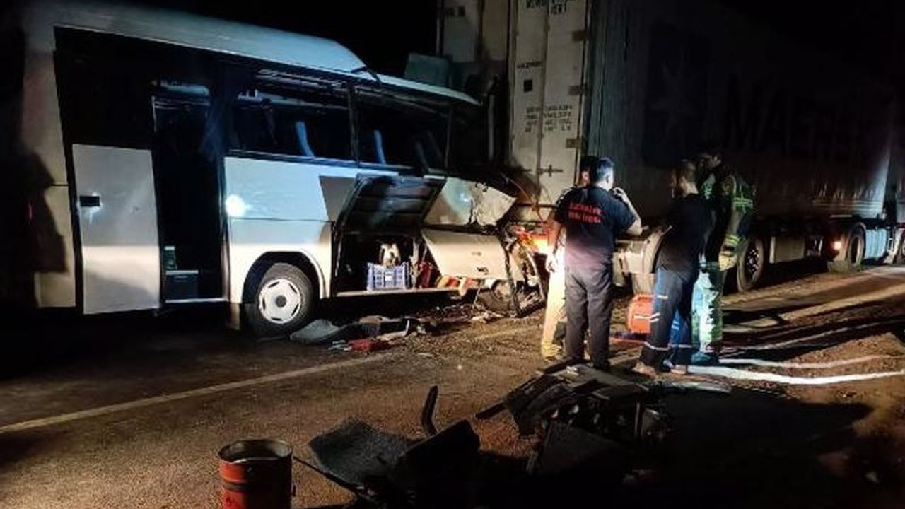 İzmir'de servis minibüsüyle tır çarpıştı: 2 ölü