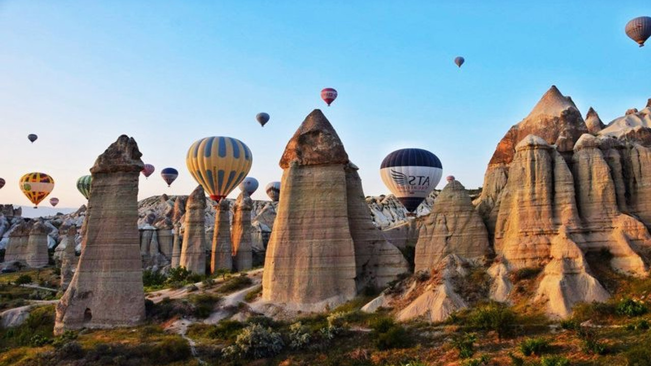 Kapadokya'daki peri bacaları yol yapımı için yıkılıyor