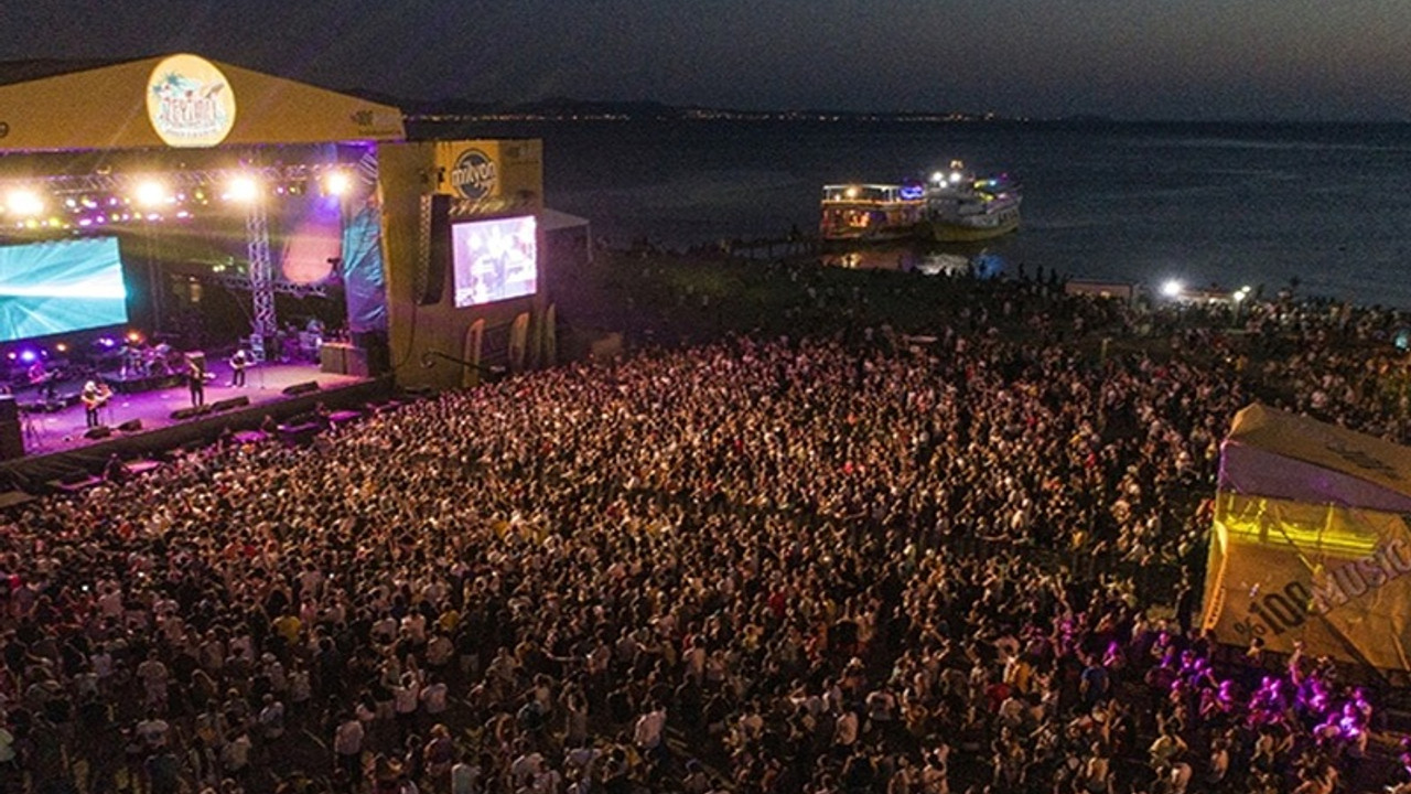 Zeytinli Rock Festivali'nin iptaline sanatçılardan tepki: Özgürlüklerin kısıtlanması kabul edilemez