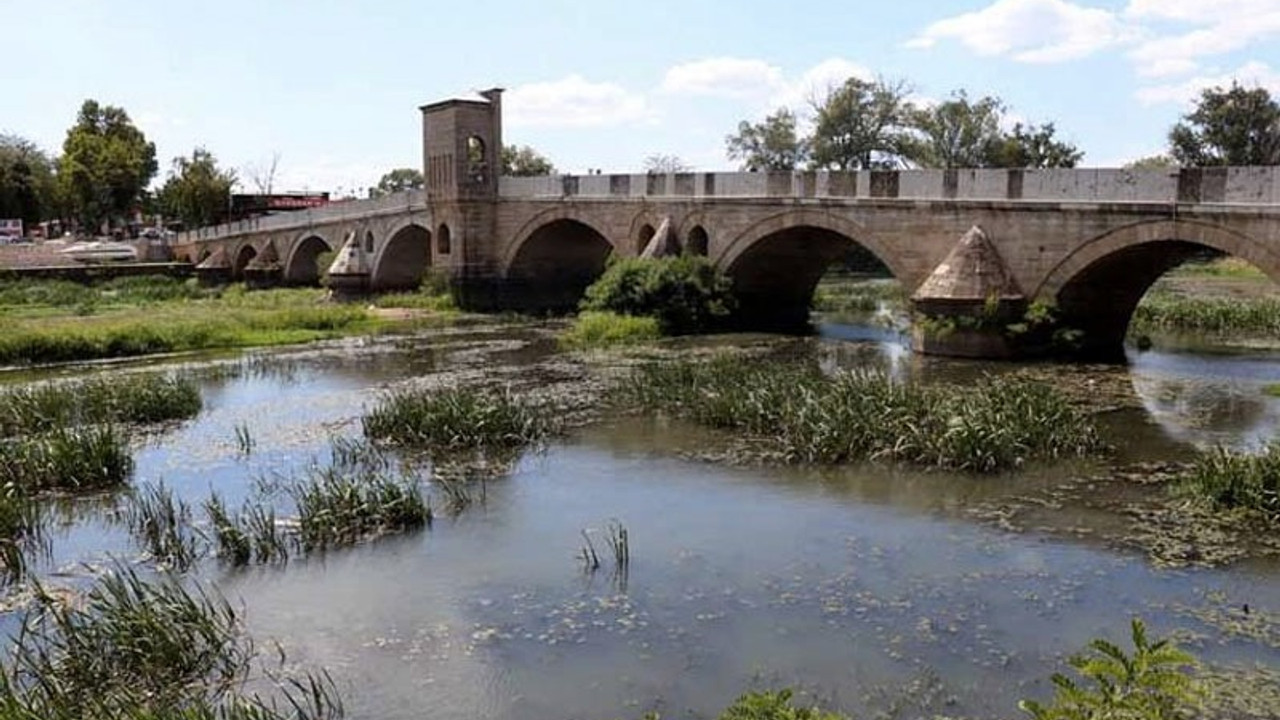 Tunca Nehri'nde debi düştü, yüzeyi çöp ve otlarla kaplandı