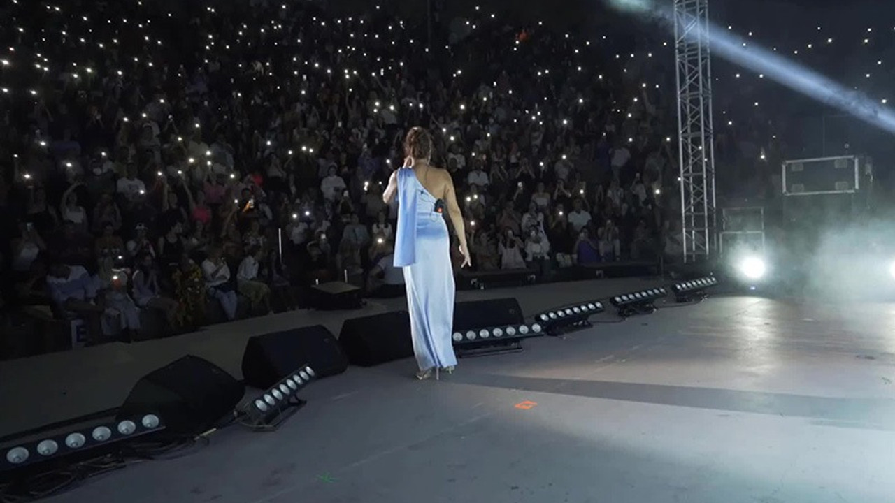 Ebru Yaşar, gelirleriyle hatıra ormanı oluşturulması için düzenlediği konserlerine Ayvalık'ta devam etti