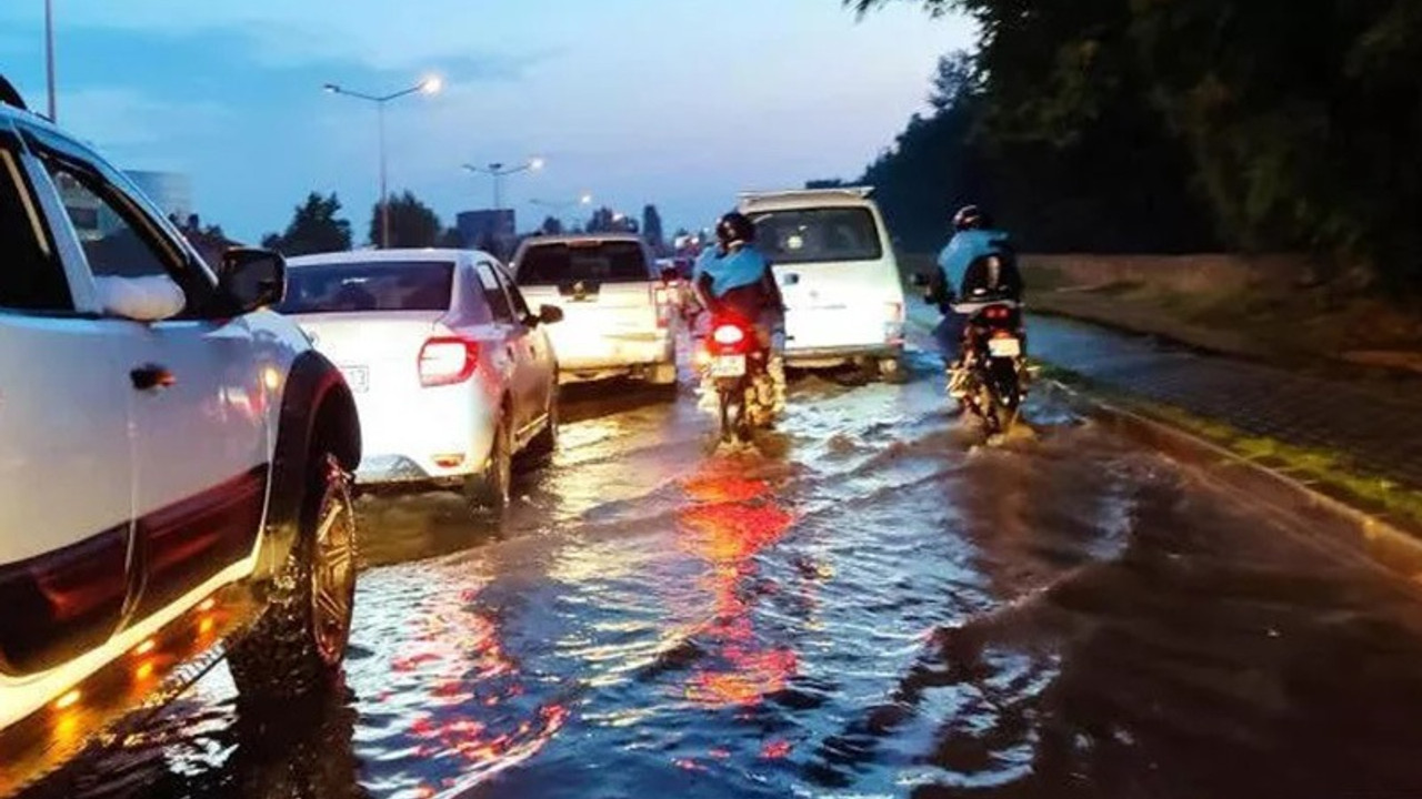 Eskişehir'de sağanak; cadde ve sokaklar suyla doldu