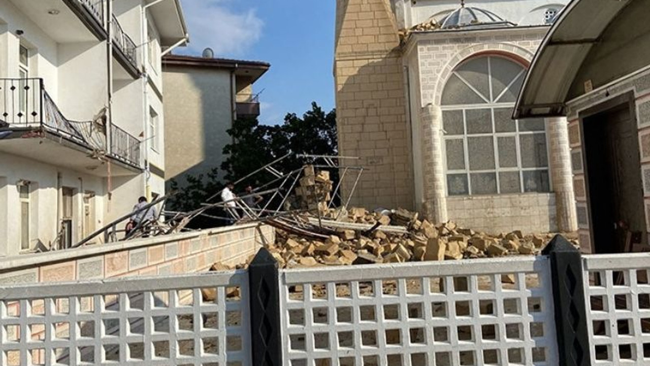 Ankara'da Ulu Camii'nin minaresi fırtına nedeniyle çöktü