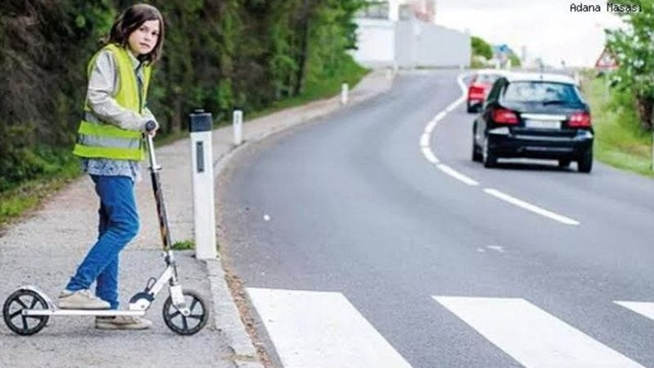 Kiralık scooter kullananlar gece fosforlu yelek giyecek