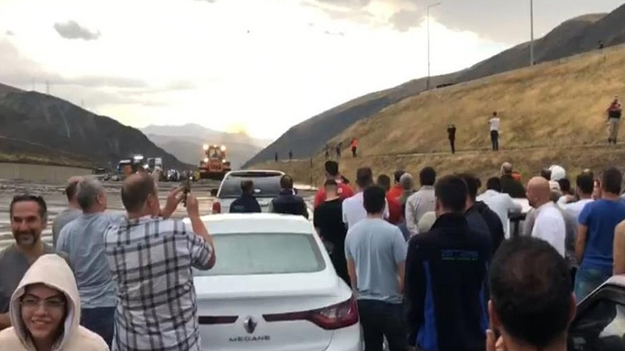 Erzincan-Sivas kara yolu heyelan nedeniyle ulaşıma kapandı