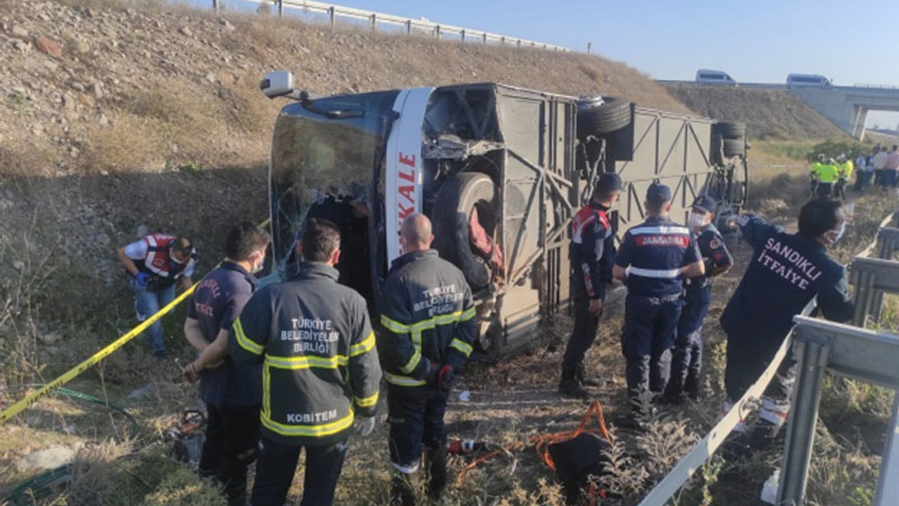 Yolcu otobüsü şarampole devrildi: 1 ölü, 30 yaralı