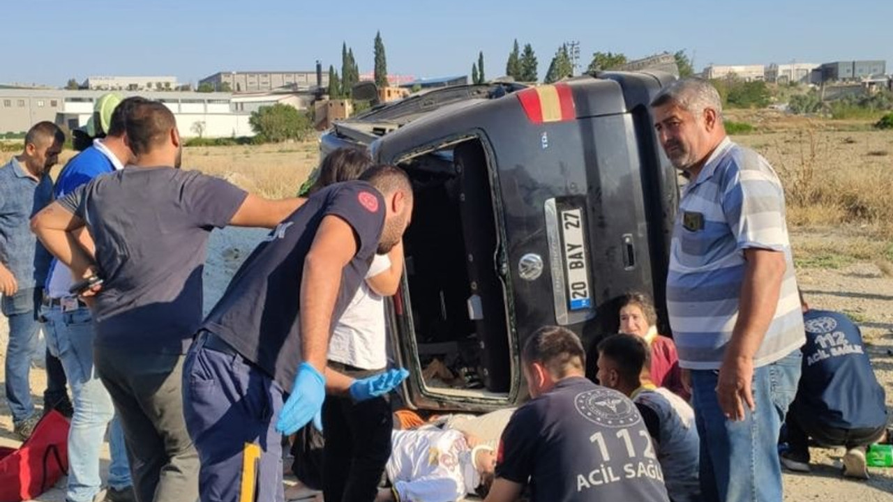 Denizli'de işçileri taşıyan minibüs kaza yaptı: 14 yaralı