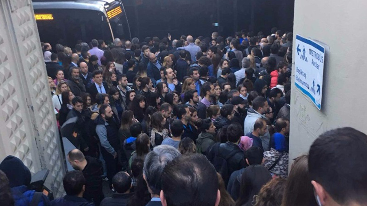 Metrobüs yolcuya çarptı