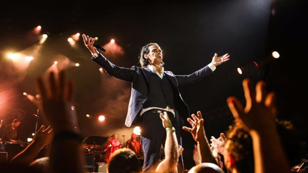 Nick Cave & The Bad Seeds İstanbullu dinleyicileriyle buluştu