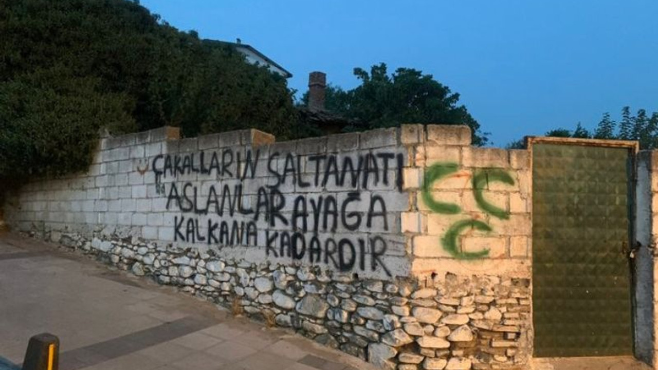 Alevilerin yaşadığı köy duvarlarına üç hilal çizilip tehdit yazıları yazıldı