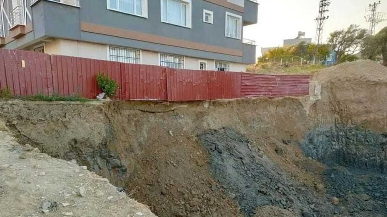 Hatay'da temel kazısında heyelan: 24 daireli bina boşaltıldı