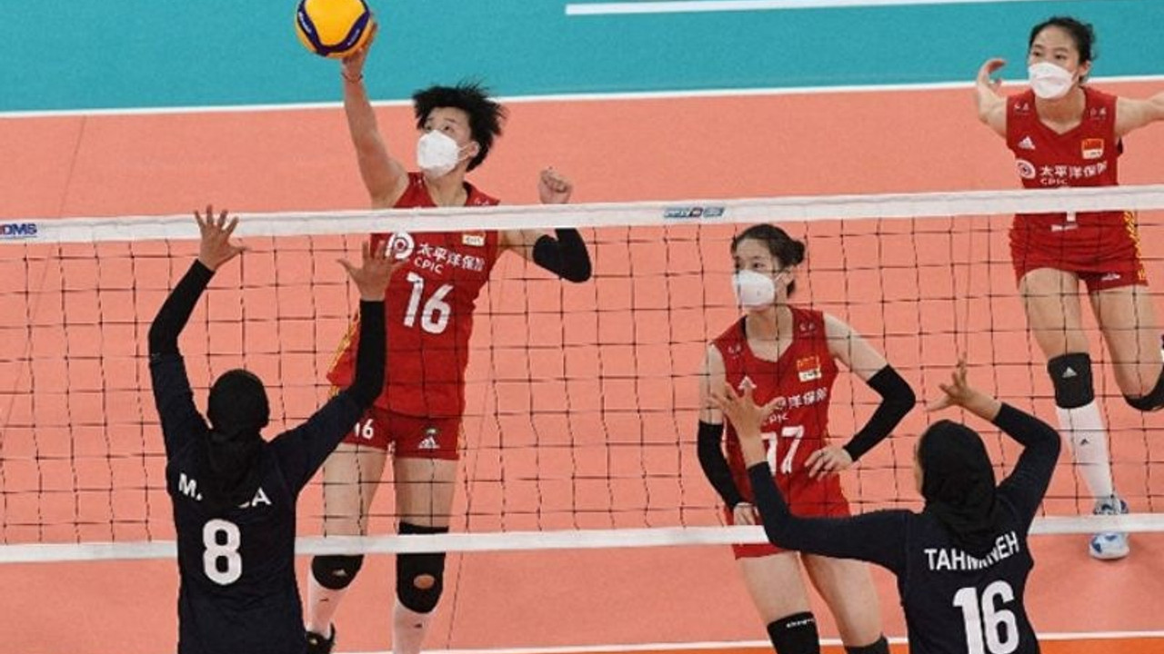 Çin Voleybol Federasyonu, kadın voleybolculara maske taktırdığı için özür diledi