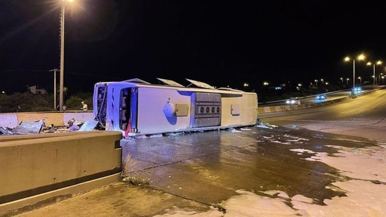 Hatay'da gişelere çarpan yolcu otobüsü devrildi: 3'ü ağır 40 yaralı