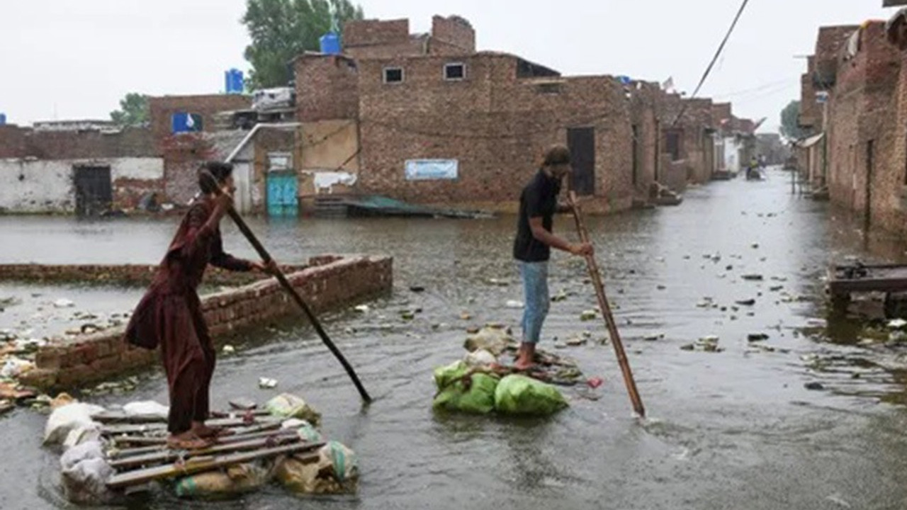 Pakistan'da 14 Haziran'dan bu yana yaşanan sel felaketinde, ölüm sayısı bini aştı