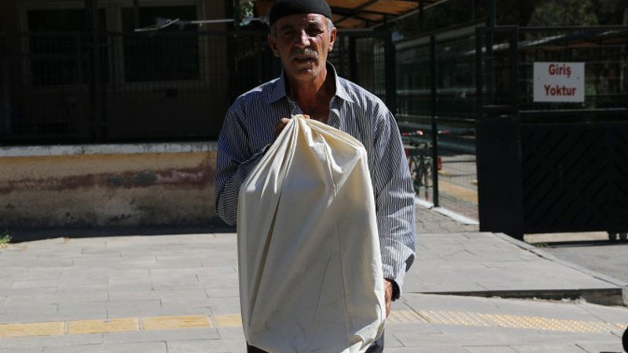 Sur'da ölen oğlunun kemiklerini 7 yıl sonra torbada teslim ettiler