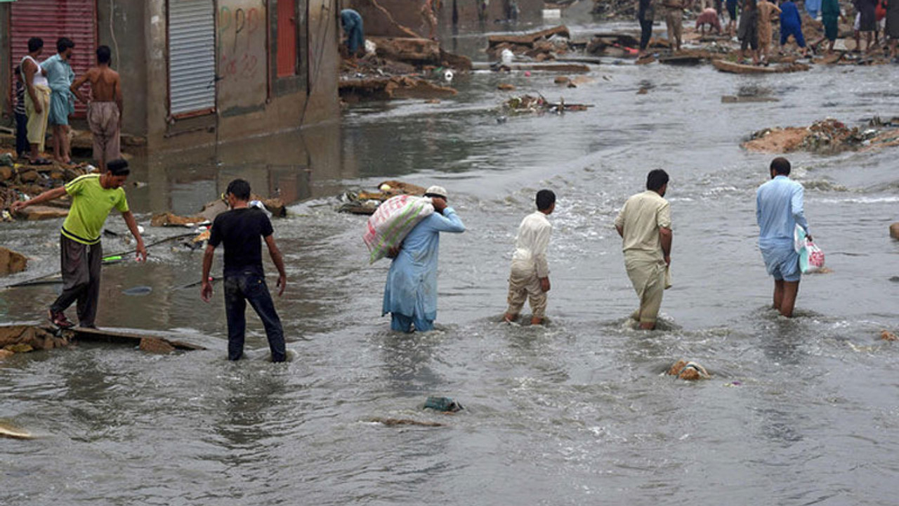 Pakistan'da sel felaketi: 700 bin ev yıkıldı, afetzedeler 'Acil yiyecek ve ilaç yardımı gerek' diyor