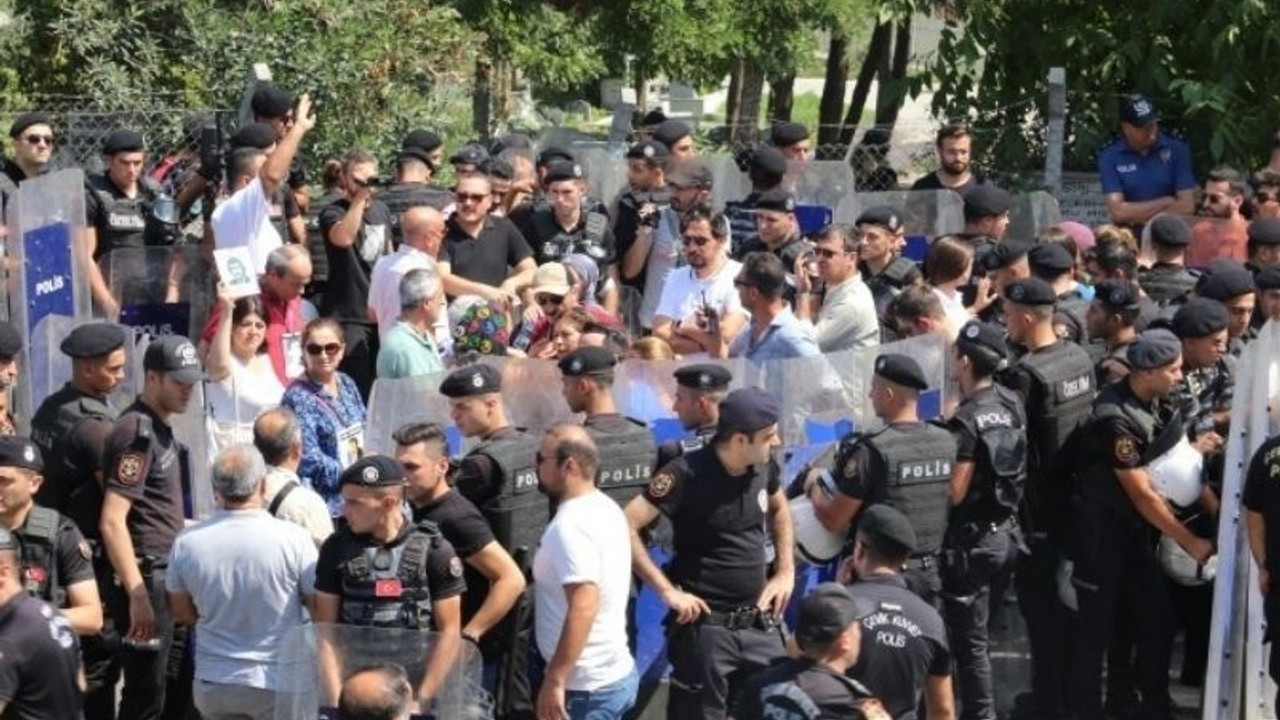 Cumartesi Anneleri'ne mezarlıkta polis engeli: 14 kişinin gözaltı süresi uzatıldı