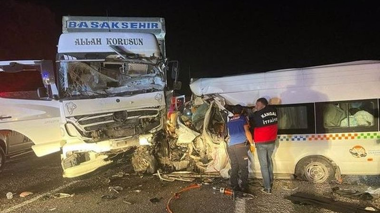 Sivas'ta minibüs ile kamyon çarpıştı: 8 ölü, 9 ağır yaralı