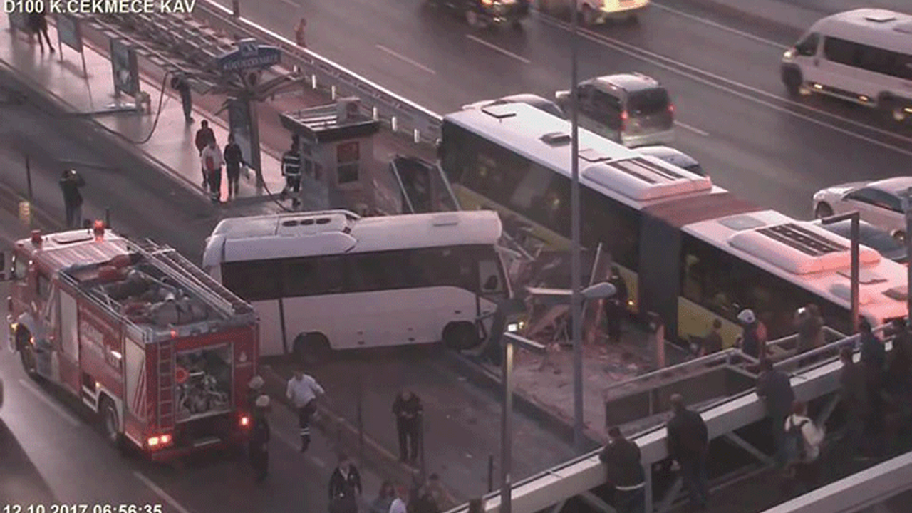 Servis metrobüs durağına girdi