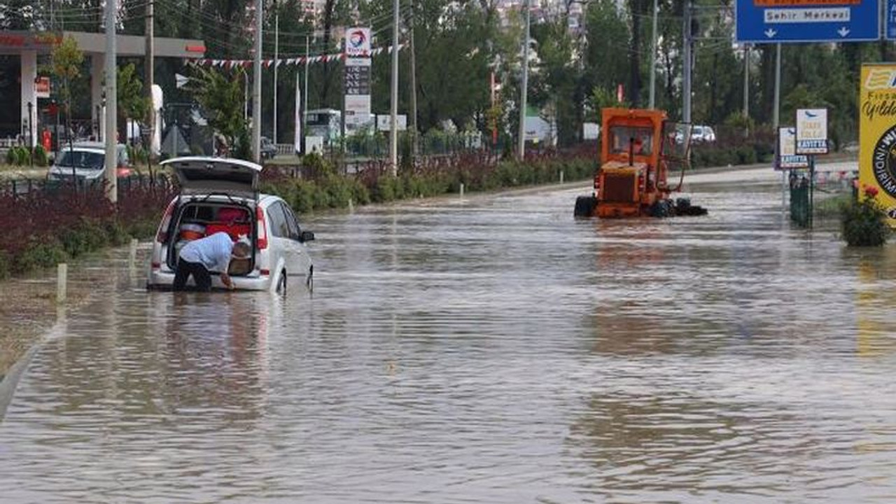 Kastamonu ve Bartın'ı sağanak vurdu: Yüzlerce ev ve iş yerini su bastı, trafik aksadı