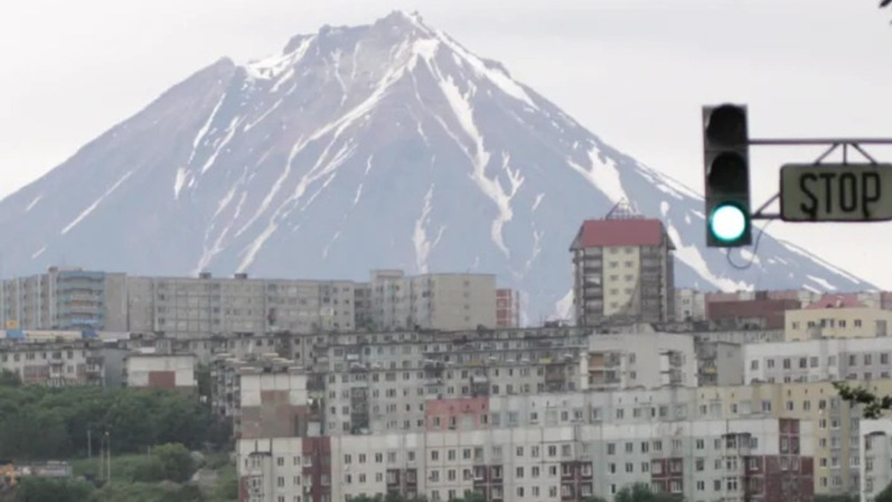 Avrasya'nın en yüksek aktif volkanına tırmanış sırasında 6 kişi öldü