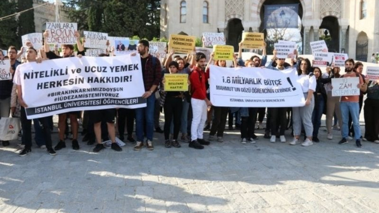 İstanbul Üniversitesi öğrencileri, yüzde 71'lik yemek zammını protesto etti