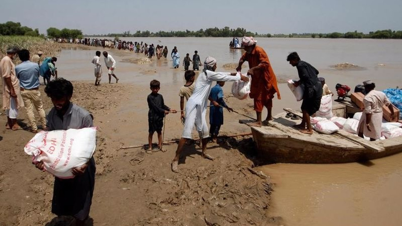 Pakistan'da sel: Ölü sayısı 1355'e yükseldi