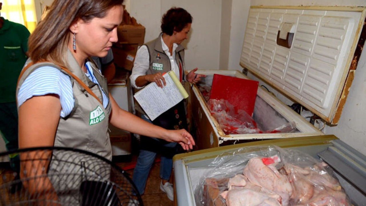 Bodrum kattaki depoya baskında 'sağlıksız 1,5 ton beyaz et' imha edildi