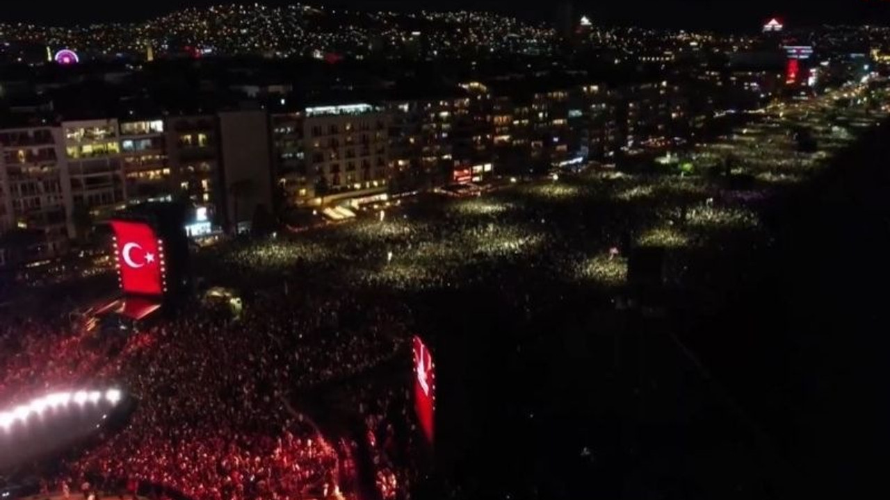 Tarkan, İzmir'in kurtuluşunun 100. yıldönümünde sahnedeydi