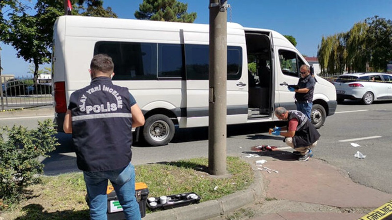 Kapısı açık minibüsten düşen kadın ağır yaralandı