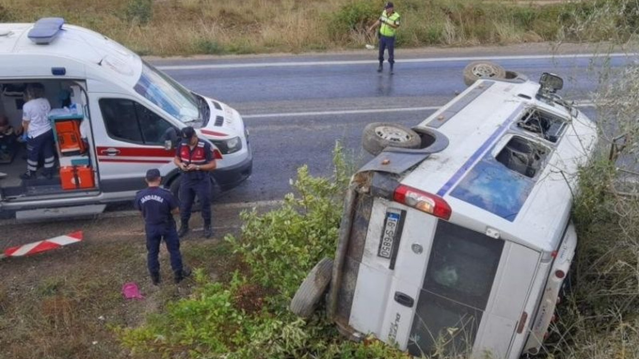 Bursa'da işçileri taşıyan servis devrildi: Sürücü ve 6 işçi yaralandı