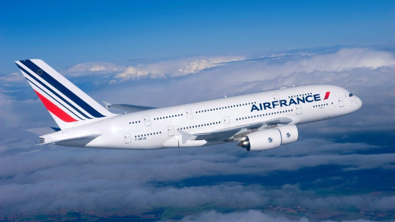 Air France hava trafik kontrolörlerinin grev çağrısı sebebiyle uçuşlarının yarısını iptal etti