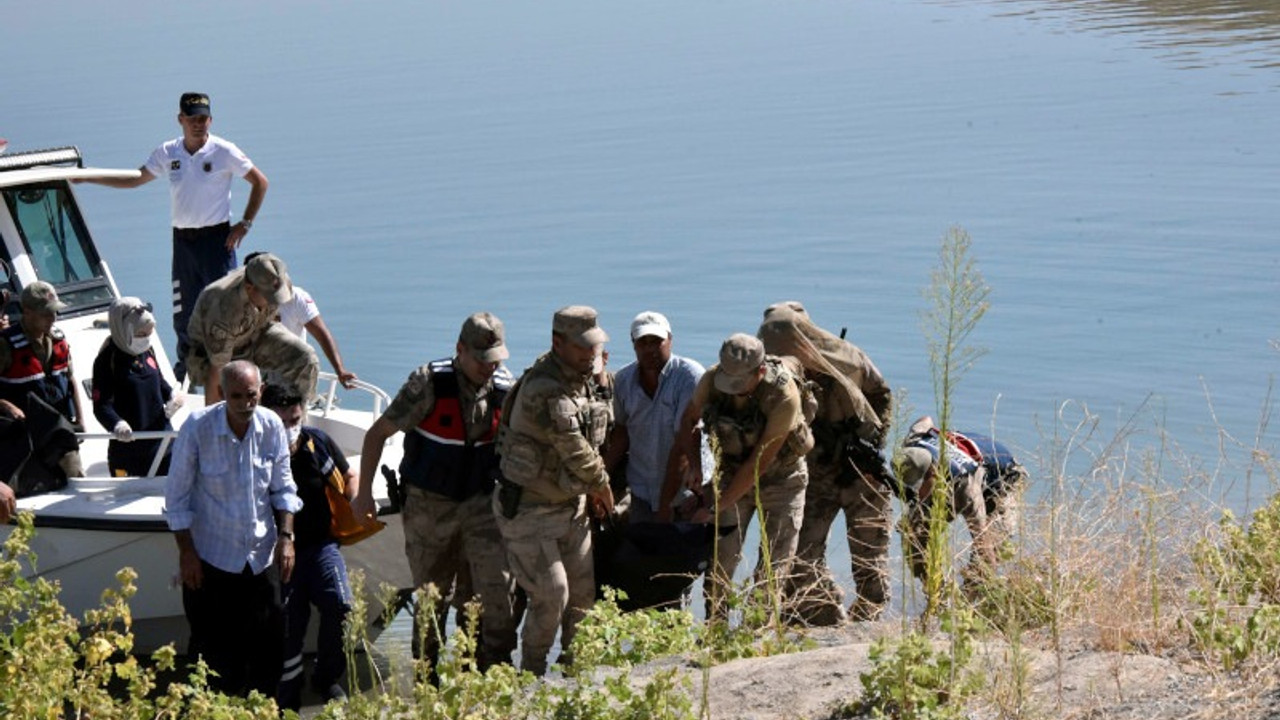 Balık tutmak için Fırat nehrine giren lise müdürü boğuldu