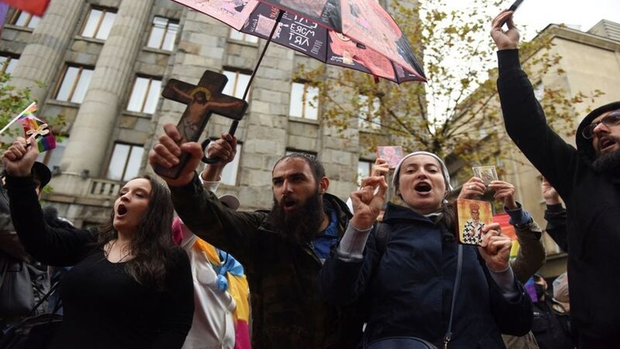 Sırbistan'da polis, LGBTİ+ yürüyüşüne saldıran aşırı sağcılarla çatıştı