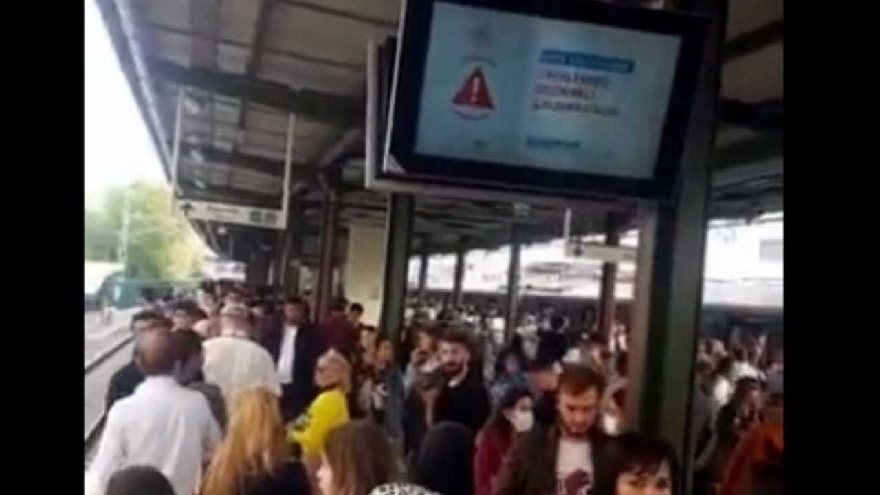 Marmaray arızalandı, seferler durdu