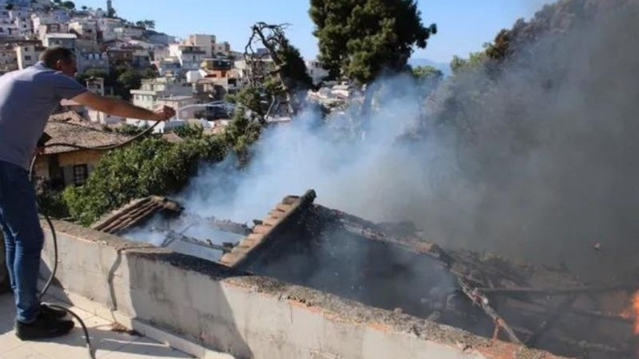 Kuşadası'nda bulunan tarihi Mavi Köşk yandı