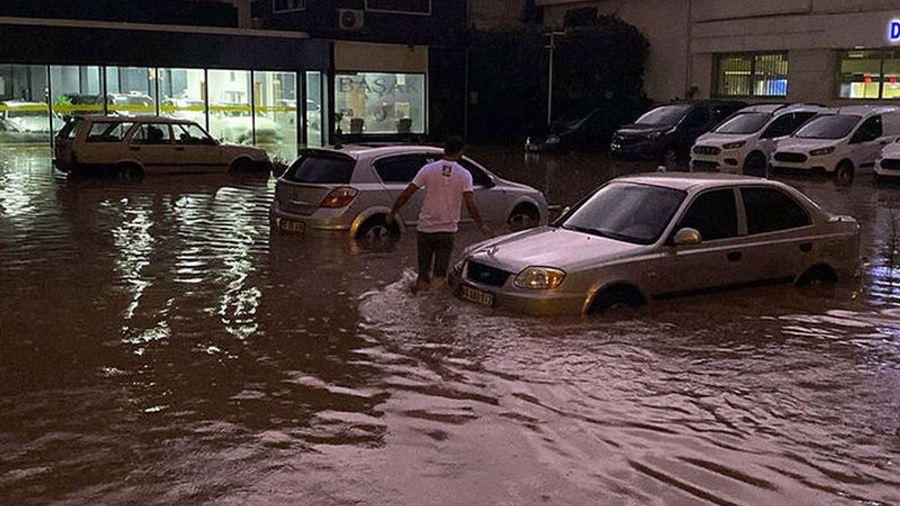 Osmaniye'yi sağanak yağış vurdu: Ev ve iş yerlerini su bastı, araçlar suya gömüldü