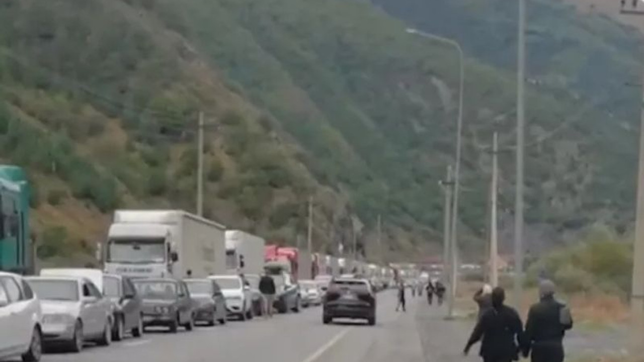 Putin'in 'Kısmi seferberlik' açıklamasından sonra sınırlarda yoğun trafik