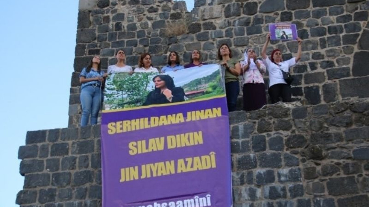 Diyarbakır Surları'na Mahsa Amini pankartı asıldı