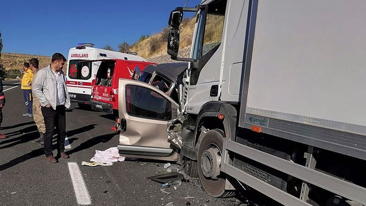 Malatya'da tır ile ticari araç çarpıştı: 5 ölü, 1 yaralı