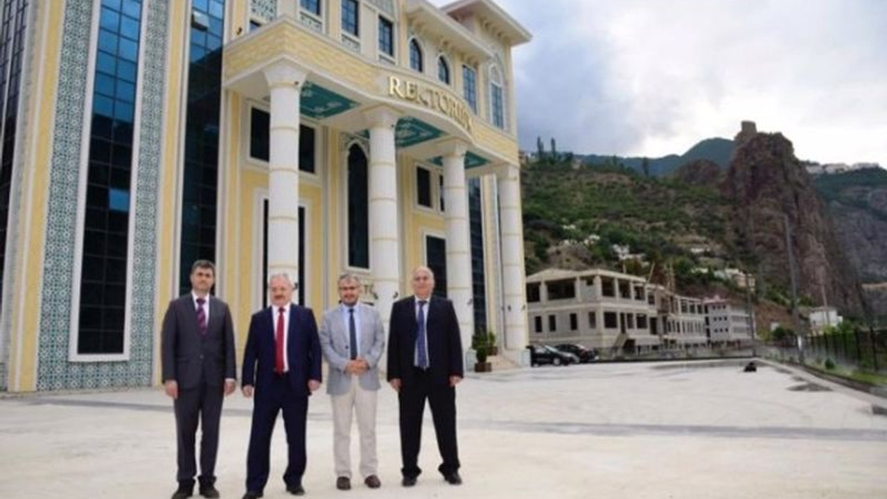 Artvin Çoruh Üniversitesi rektörü önceliği kendisine verdi: Yurt yerine rektörlük 'sarayı' yaptırdı