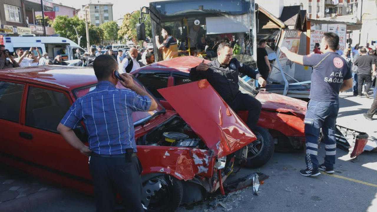 Sürücüsü kalp krizi geçiren halk otobüsü 4 araç ile büfeye çarptı