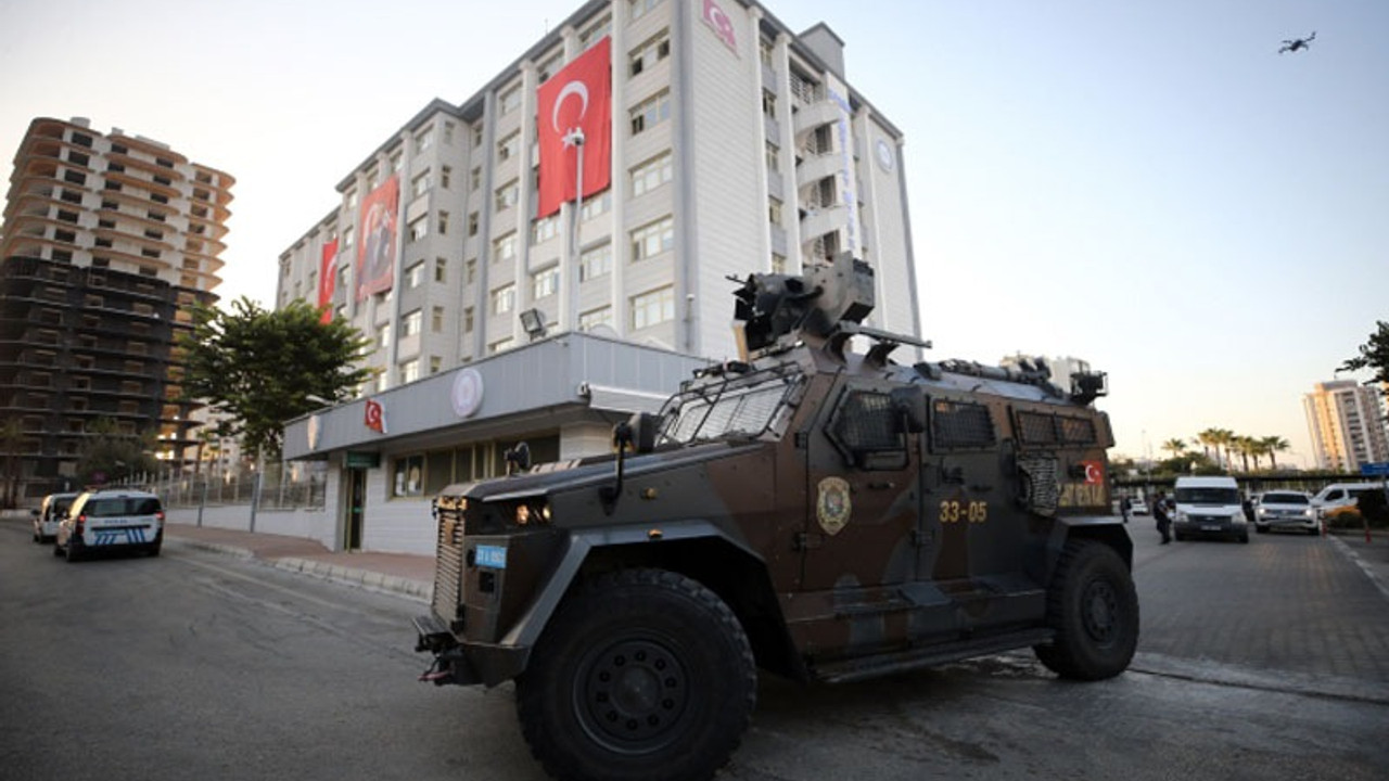 Mersin’de belediye çalışanları gözaltına alındı