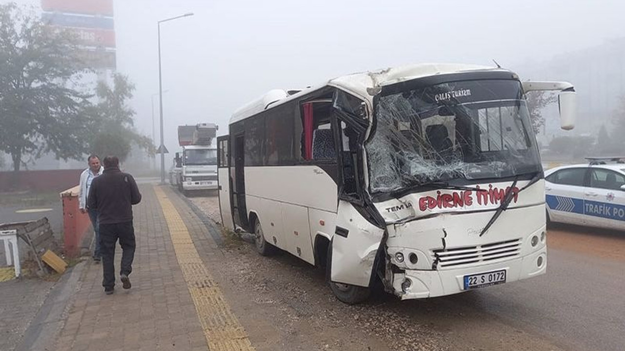 Edirne'de servis araçları çarpıştı: 20 yaralı