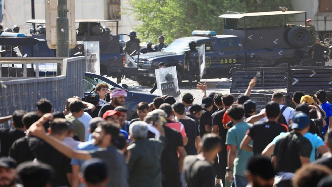 Bağdat'ta Sadr destekçileri Meclis'e yürümek istedi: Çıkan çatışmada yaralananlar var