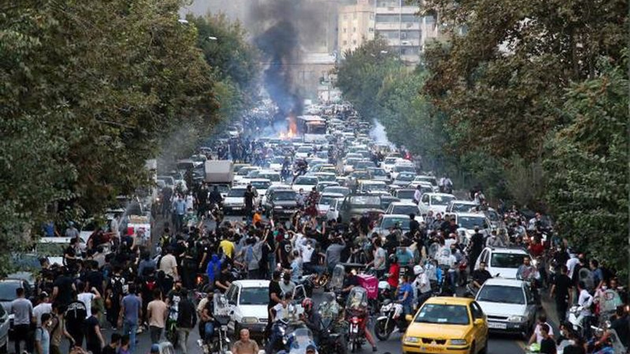 İran'da Mahsi Amini protestoları sürüyor: Loristan eyaletinde 120 kişi gözaltına alındı