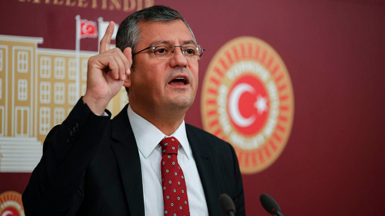 CHP'li Özel: Tükürdüğü suratı yalıyor, ittirdiği eli tutuyor